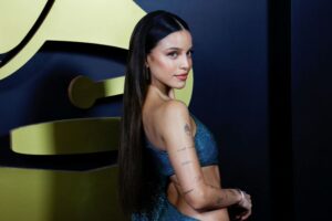 A cantora Emilia Mernes