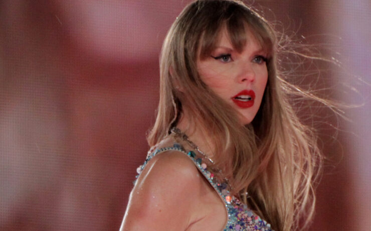 Taylor Swift pode se tornar a maior vencedora nesta noite (Taiz Dering/Billboard Brasil)