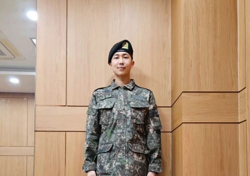 RM, do BTS, compartilha foto durante serviço no exército 1 419280254 392990936424737 5983171262566074909 n e1738082030478