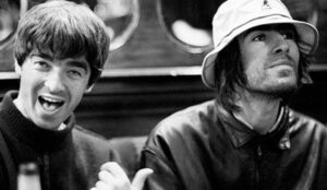 Os irmãos Noel e Liam Gallagher que fundaram e afundaram a banda Oasis (Jill Furmanovsky/Reprodução)