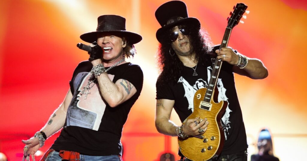 Axl Rose e Slash, do Guns N' Roses (Reprodução/Facebook)