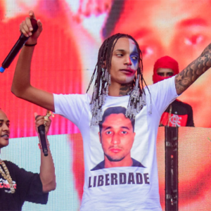 Oruam com uma camiseta do seu pai, Marcinho VP, e a frase liberdade