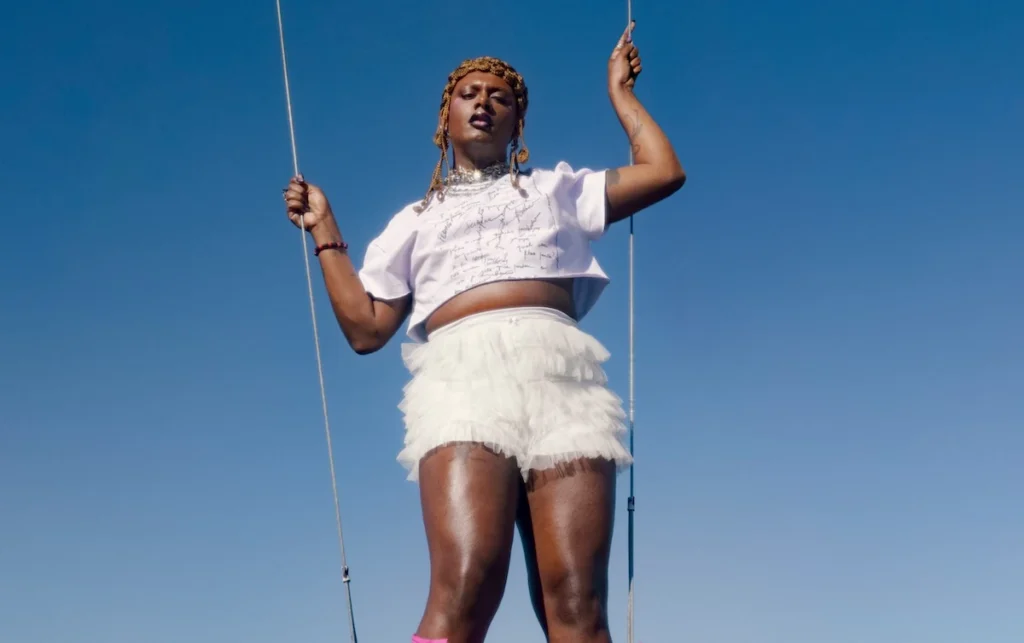 Liniker lança 'Caju', seu segundo álbum solo: 'Não poupei na tinta' 1 Liniker no clipe de 'Tudo', single do álbum 'Caju'