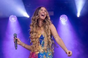 Joss Stone em apresentação no Reino Unido em julho de 2024