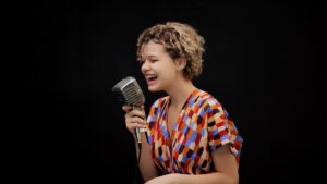 A cantora Analu Sampaio, cantando nos estúdios da Billboard Brasil