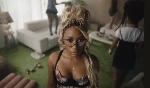 A cantora Ebony em cena do clipe "24hrs" em que versa "está com o saco azul e eu não respondo há 24 horas"