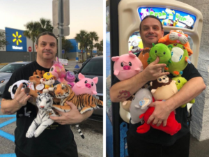 O vocalista George, da banda Cannibal Corpse, segurando as pelúcias que coleta e doa