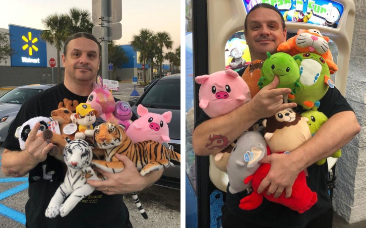 O vocalista George, da banda Cannibal Corpse, segurando as pelúcias que coleta e doa