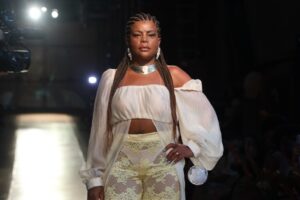 A cantora Tati Quebra Barraco durante em desfile no SPFW