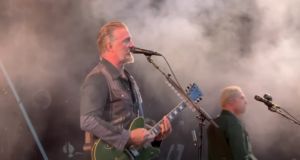 Josh Homme durante show na Califórnia