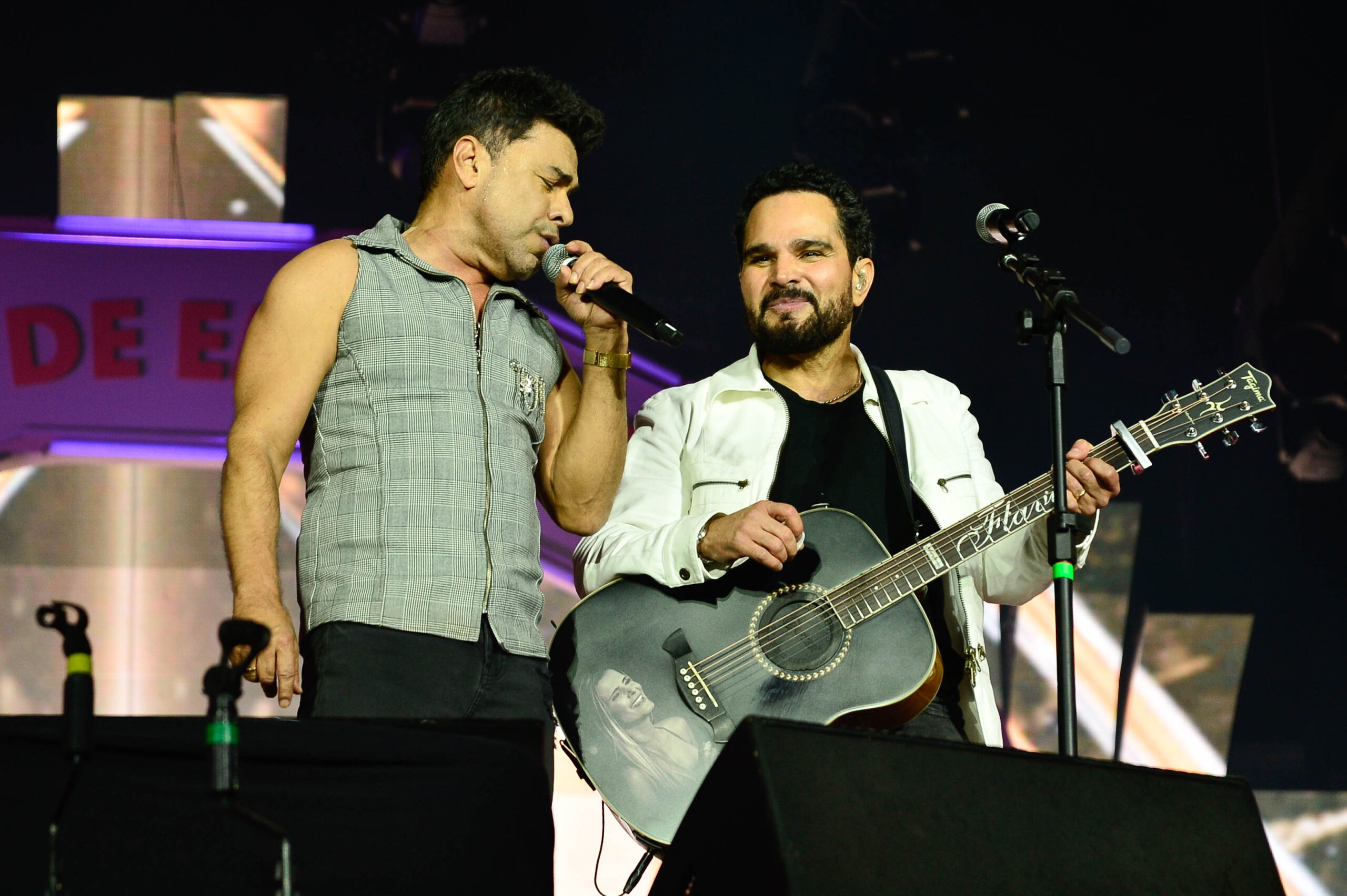 Zezé Di Camargo apela para playback após sofrer para alcançar notas em Barretos