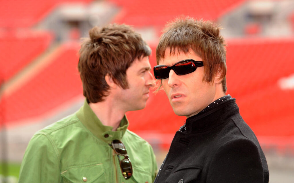 Reunião do Oasis: jornal crava que irmãos Gallagher farão shows em 2025 1 Reunião do Oasis? Os irmãos Noel (à esq.) e Liam Gallagher, do Oasis