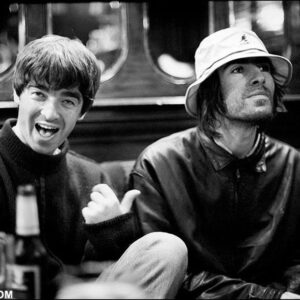 Os irmãos Noel e Liam Gallagher brincam em foto histórica de Jill Furmanovsky
