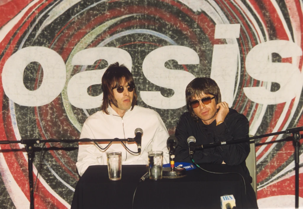 Oasis confirma turnê pelo mundo em 2025 1 Reunião do Oasis: os irmãos Liam e Noel Gallagher