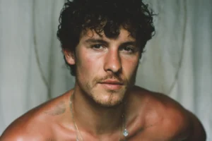 Cantor Shawn Mendes em ensaio fotográfico sem camisa