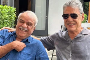 Chico Batera posa para foto ao lado de Chico Buarque