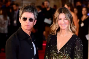 Noel Gallagher e Sara MacDonald em evento em 2018 em Londres