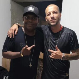 Mc Marcinho ao lado do produtor Detonna DJ