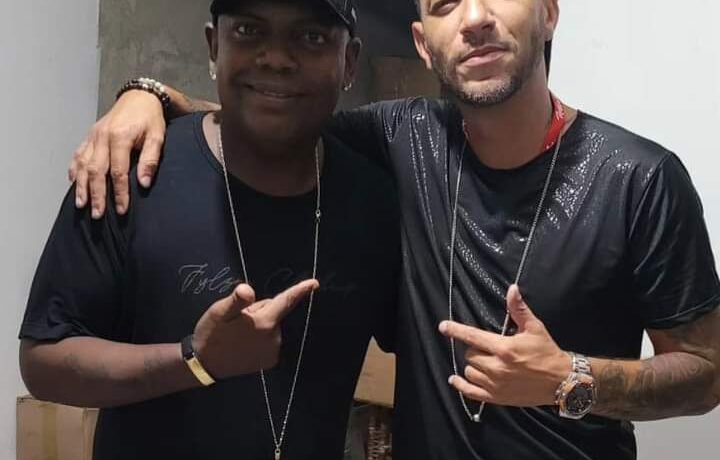 Mc Marcinho ao lado do produtor Detonna DJ