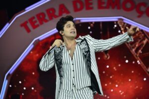 Luan Santana durante show na Festa do Peão de Barretos