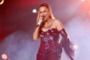 Simone Mendes durante show em Barretos