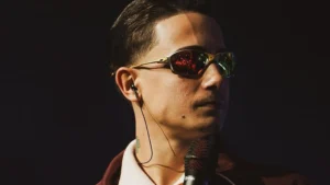 MC Hariel usando oculos