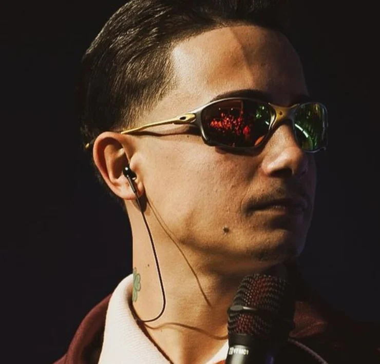 MC Hariel usando oculos