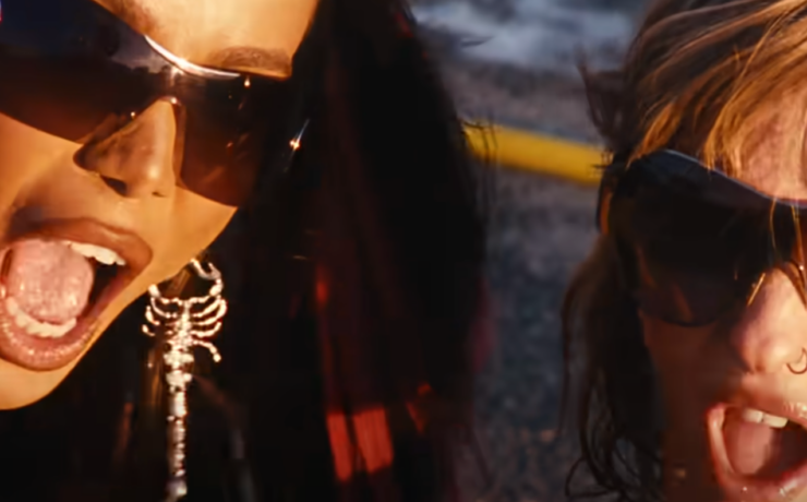 A cantora Anitta e a, agora, DJ Victoria De Angelis em cena do clipe "Get Up Bitch! Shake"