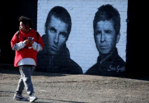 Os números do Oasis nos charts. Mural em Manchester reproduz as novas imagens de divulgação em preto e branco do Oasis