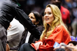 A cantora Adele assiste a jogo de basquete
