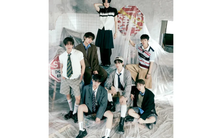 Os sete integrantes do grupo de kpop EVNNE