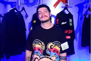 Bhaskar e seu look da GlowShine (Andy Santana/Brazil News)