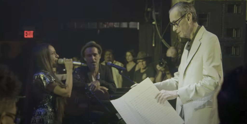 Além de Mano Brown, Arthur Verocai confirma Samantha Schmütz para show no Coala 1 Samantha Schmütz em perfomance ao lado de Arthur Verocai