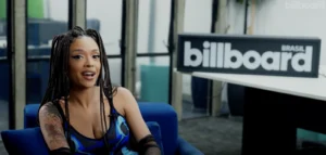 aisha billboard descobre