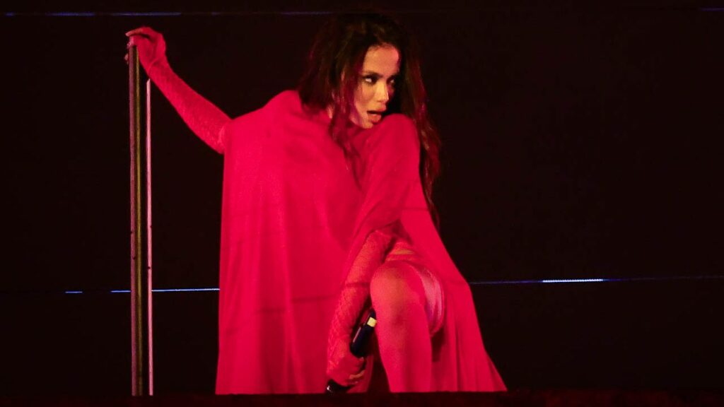 Anitta canta em show de The Weeknd com sample de Tati Quebra Barraco 1 anitta