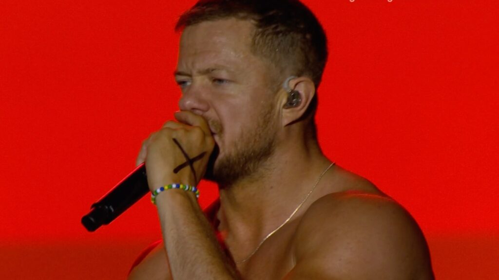 O que significa o X na mão do vocalista do Imagine Dragons? 1 Dan Reynolds, do Imagine Dragons, com o x desenhado nas costas da mão (Reprodução)