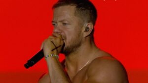 Dan Reynolds, do Imagine Dragons, com o x desenhado nas costas da mão (Reprodução)
