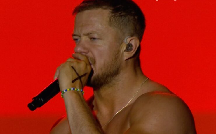 Dan Reynolds, do Imagine Dragons, com o x desenhado nas costas da mão (Reprodução)