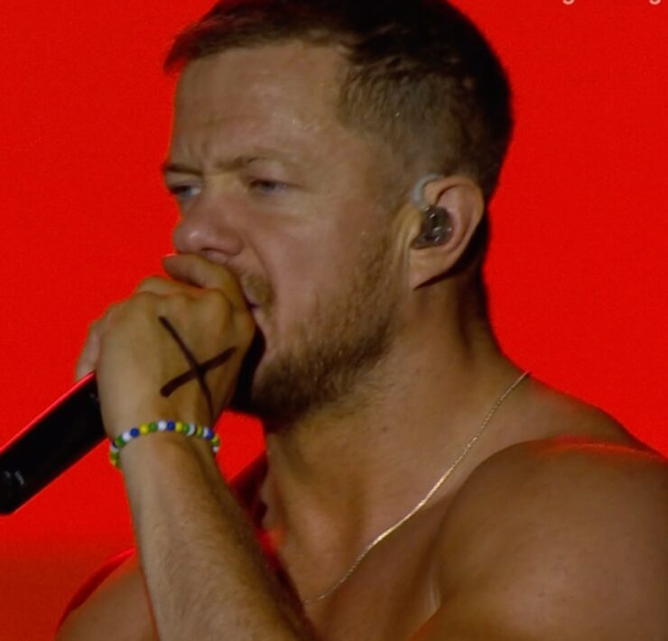 Dan Reynolds, do Imagine Dragons, com o x desenhado nas costas da mão (Reprodução)