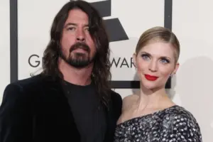 Dave Grohl e Jordyn Blum em cerimônia do Grammy