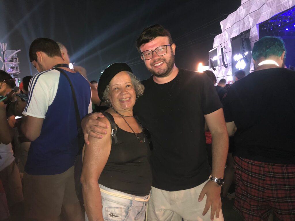 Como meia fez filho realizar sonho da mãe 40 anos depois no Rock in Rio 1 Neide e seu filho no festival após 40 anos