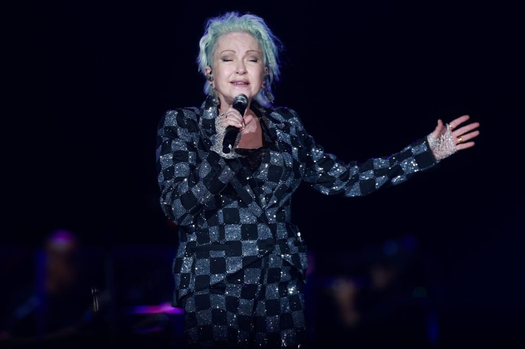 Cindy Lauper manda recado para Donald Trump com 'Girls Just Wanna Have Fun' 1 Cindy Lauper fez show emocionante no Rio (Roberto Filho/Brazil News)