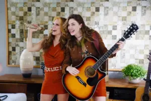 Glaucia (Lorena Comparato) e Raíssa (Alice Wegmann) em 'Rensga Hits!'