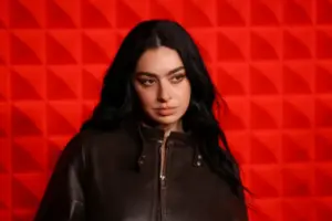 A cantora Charli XCX