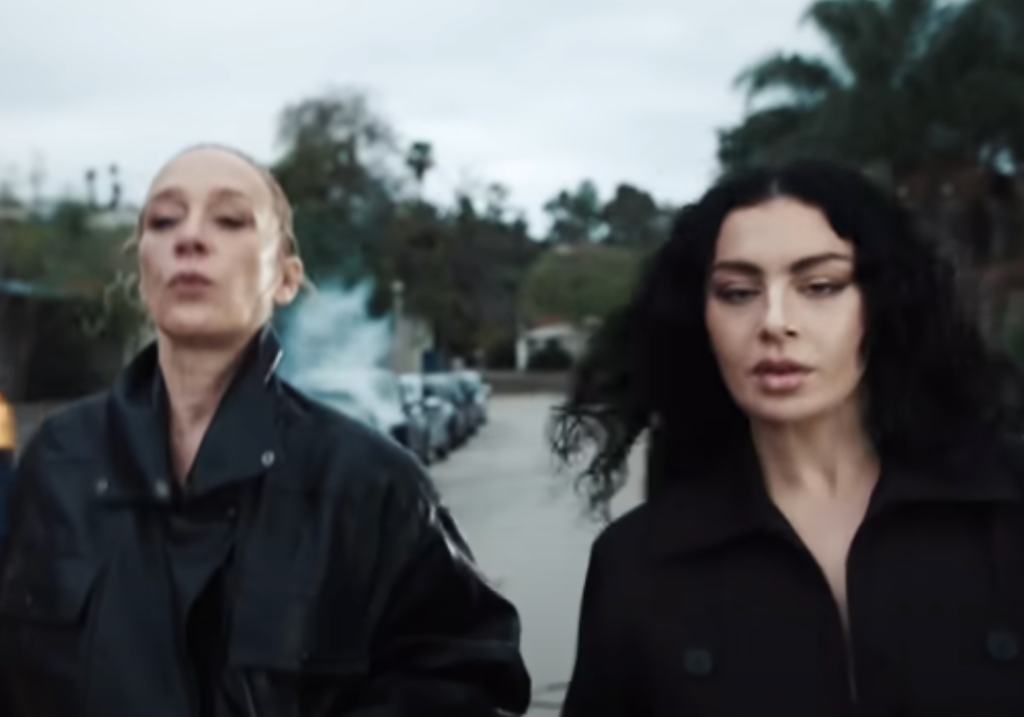 Estrela de clipe de Charli XCX não sabia quem era a cantora 1 charli xcx atriz 2