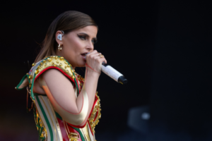 Nelly Furtado em ação em show na Europa (DPA / Picture Alliance)