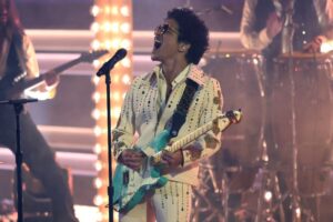 O cantor Bruno Mars se apresentando no Grammy de 2022