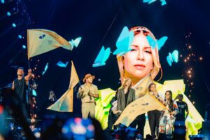 Cantores fazem homenagem a Marília Mendonça