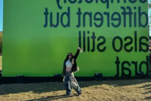 Charli XCX divulga álbum de remixes do Brat