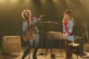Lady Gaga e Bruno Mars no clipe de 'Die With a Smile'